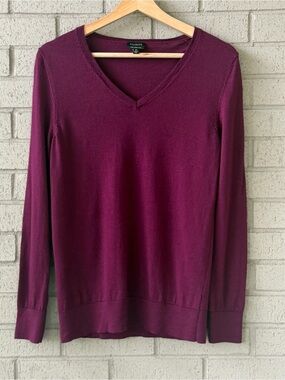 Talbots 100% Merino Wool Lightweight V-Neck Sweater Medium, Plum Purple Pullover